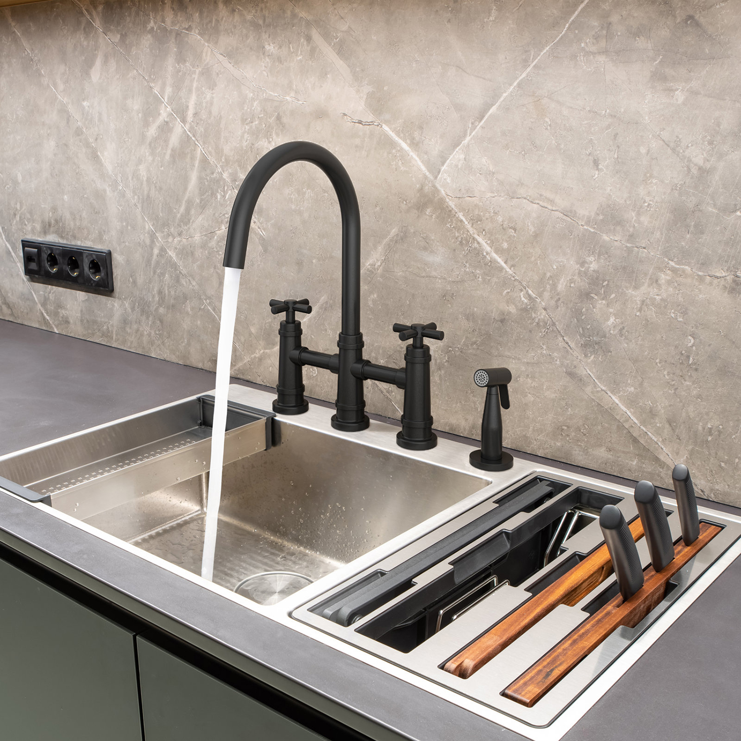Grifo de puente sólido excelente para cocina con 3 orificios y 8 pulgadas de latón con rociador manual