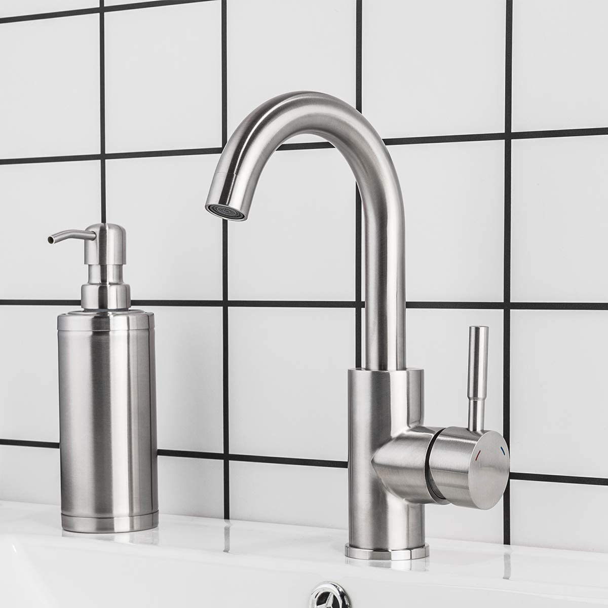 Grifo monomando para baño de granja con barra de arco alto Aquacubic