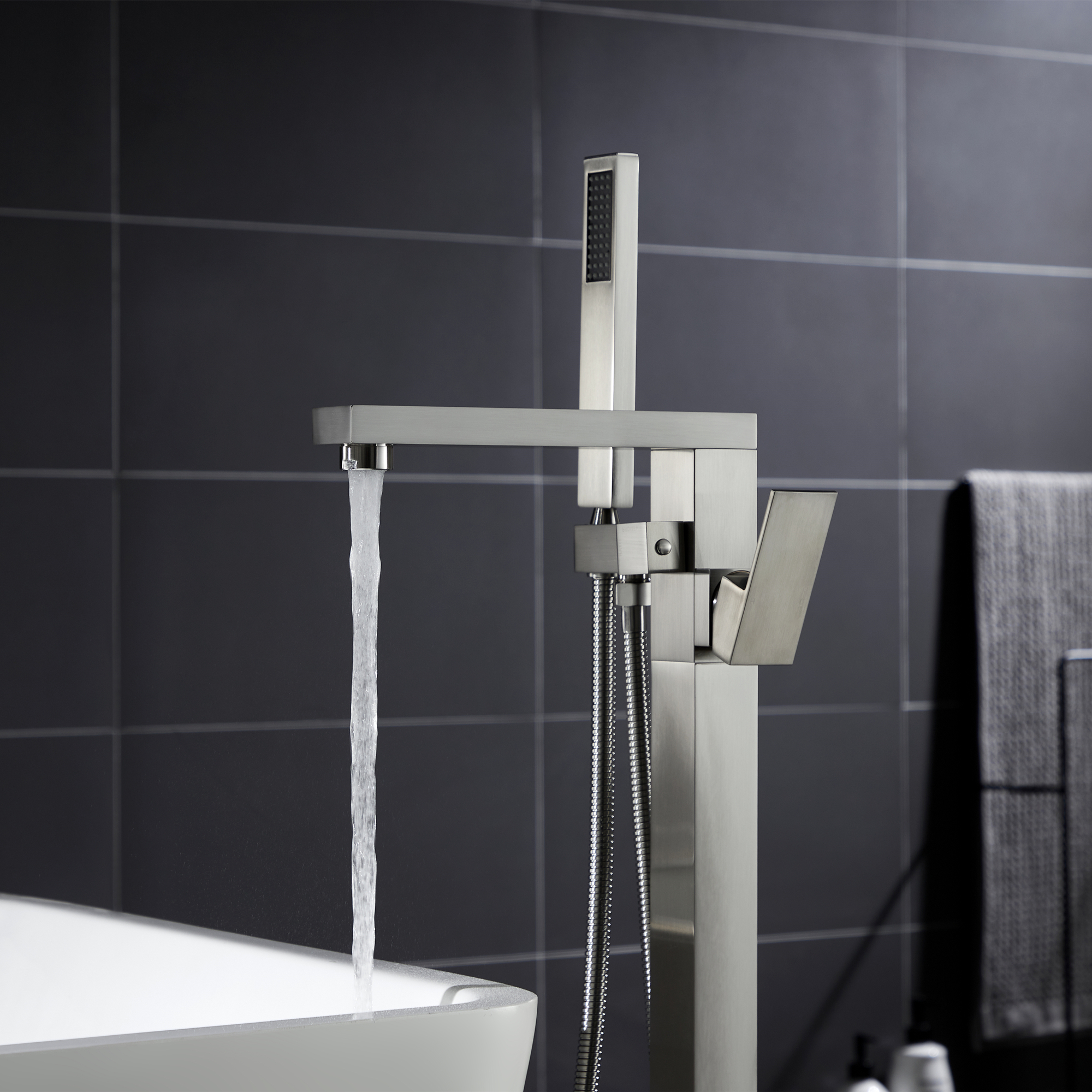 Grifo de ducha para bañera Aquacubic cuadrado negro, grifo de caño para baño independiente, mezcladores para bañera de agua fría y caliente con montaje en suelo