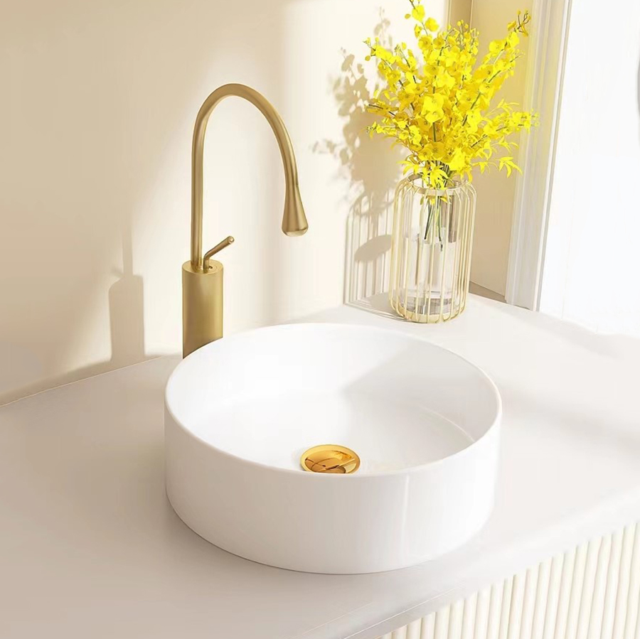 Venta al por mayor, lavabo redondo blanco de estilo simple para baño, lavabo de cerámica sobre encimera, lavabo artístico para el hogar