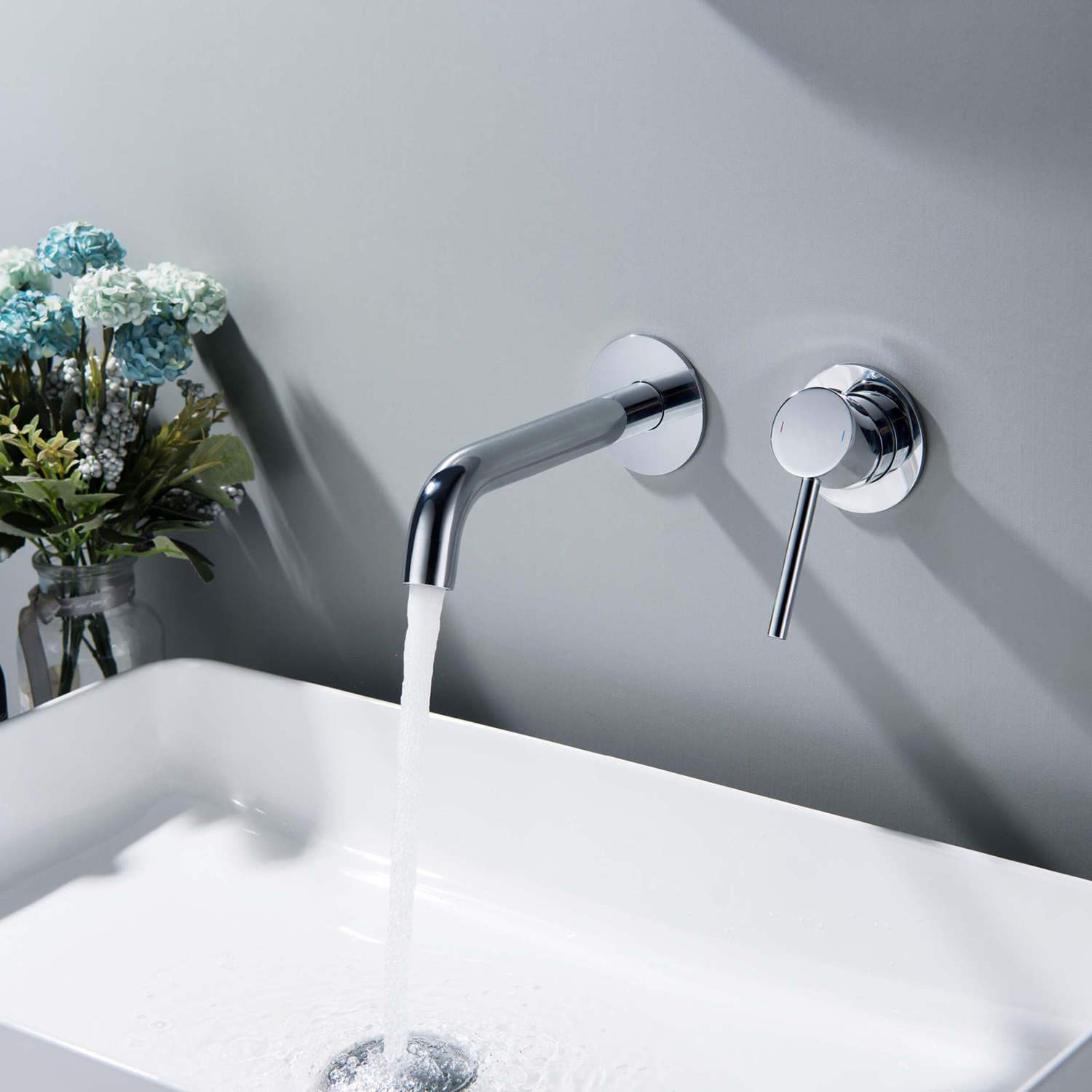 Lavabo del cuarto de baño del lavabo del cuerpo de latón del acabado cromado de Aquacubic en el grifo del fregadero de la pared