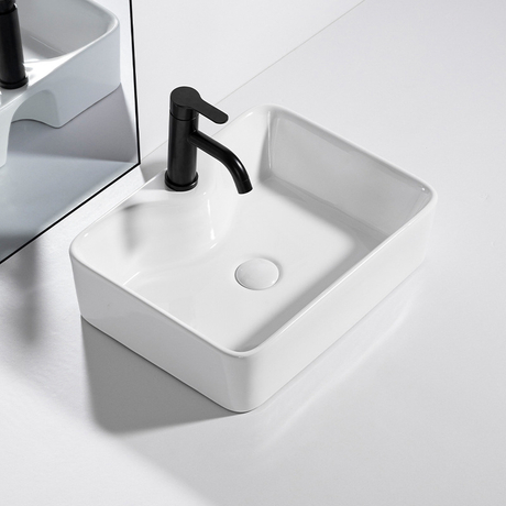 Lavabo de cerámica hecho a mano del hotel de los lavabos de la encimera del diseño único sobre el lavabo contrario