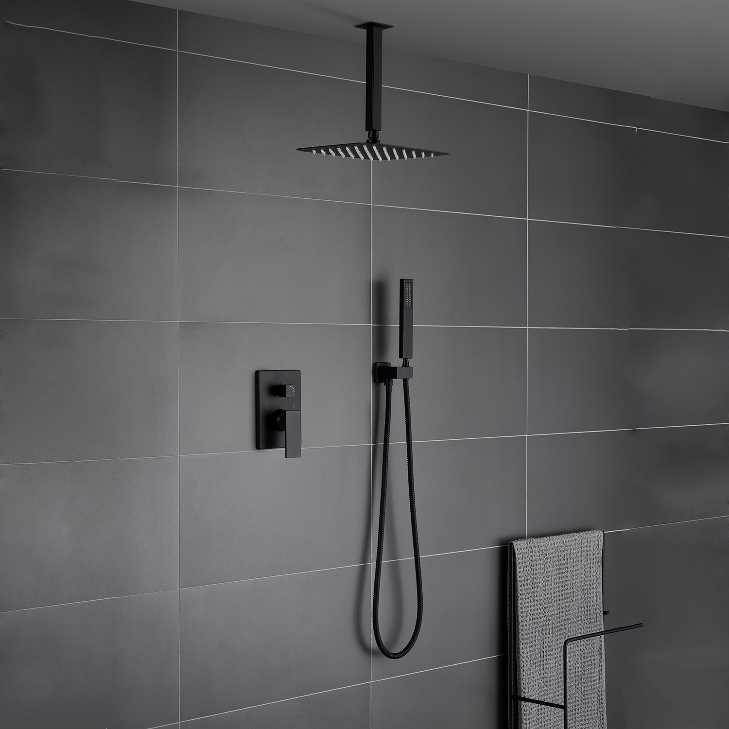 Cuarto de baño Sistema de ducha de lluvia con montaje en techo negro mate cuadrado de 12 pulgadas con ducha de mano