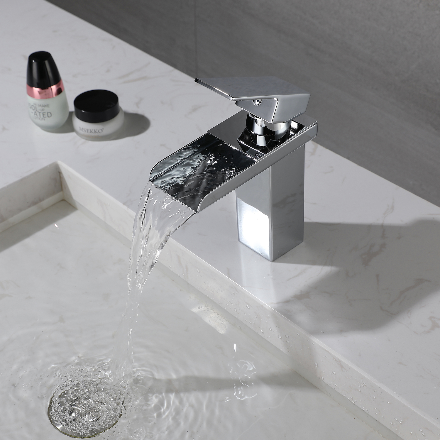 Grifo de lavabo con caño en cascada de un solo orificio cromado con una sola manija de baño de fabricante moderno