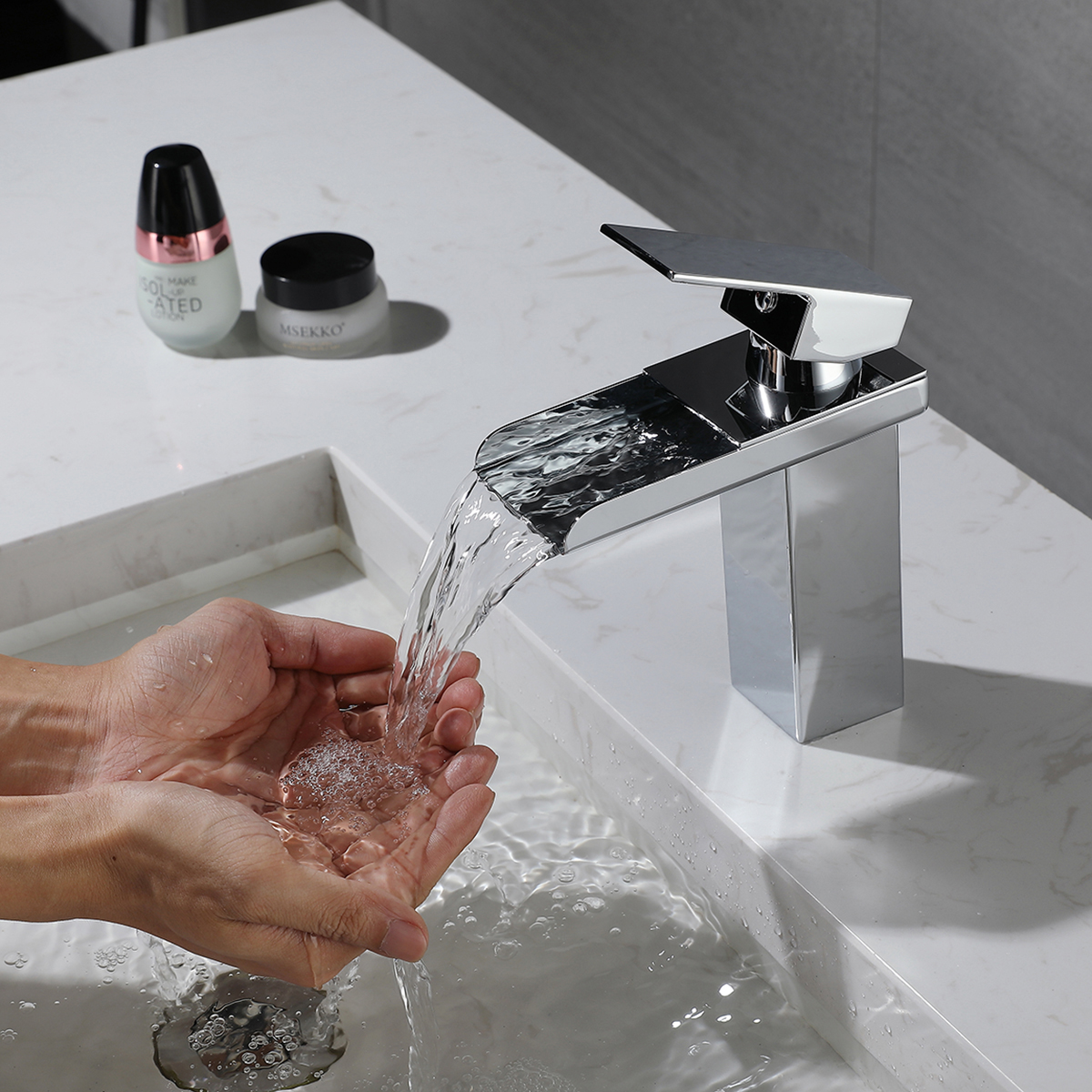 Grifo de lavabo con caño en cascada de un solo orificio cromado con una sola manija de baño de fabricante moderno