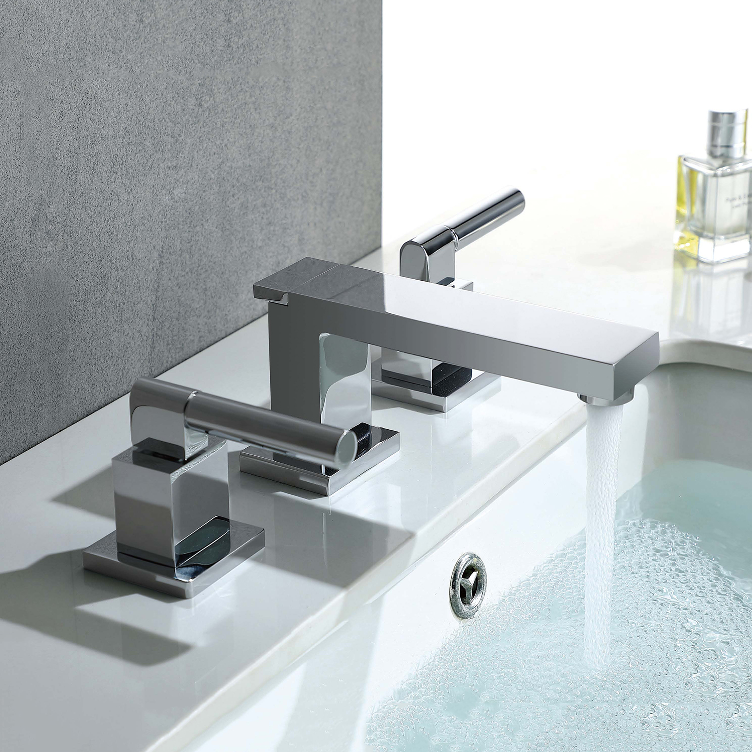 Grifo de lavabo de baño de cromo generalizado de latón sin plomo de 3 orificios Aquacubic Contemporary