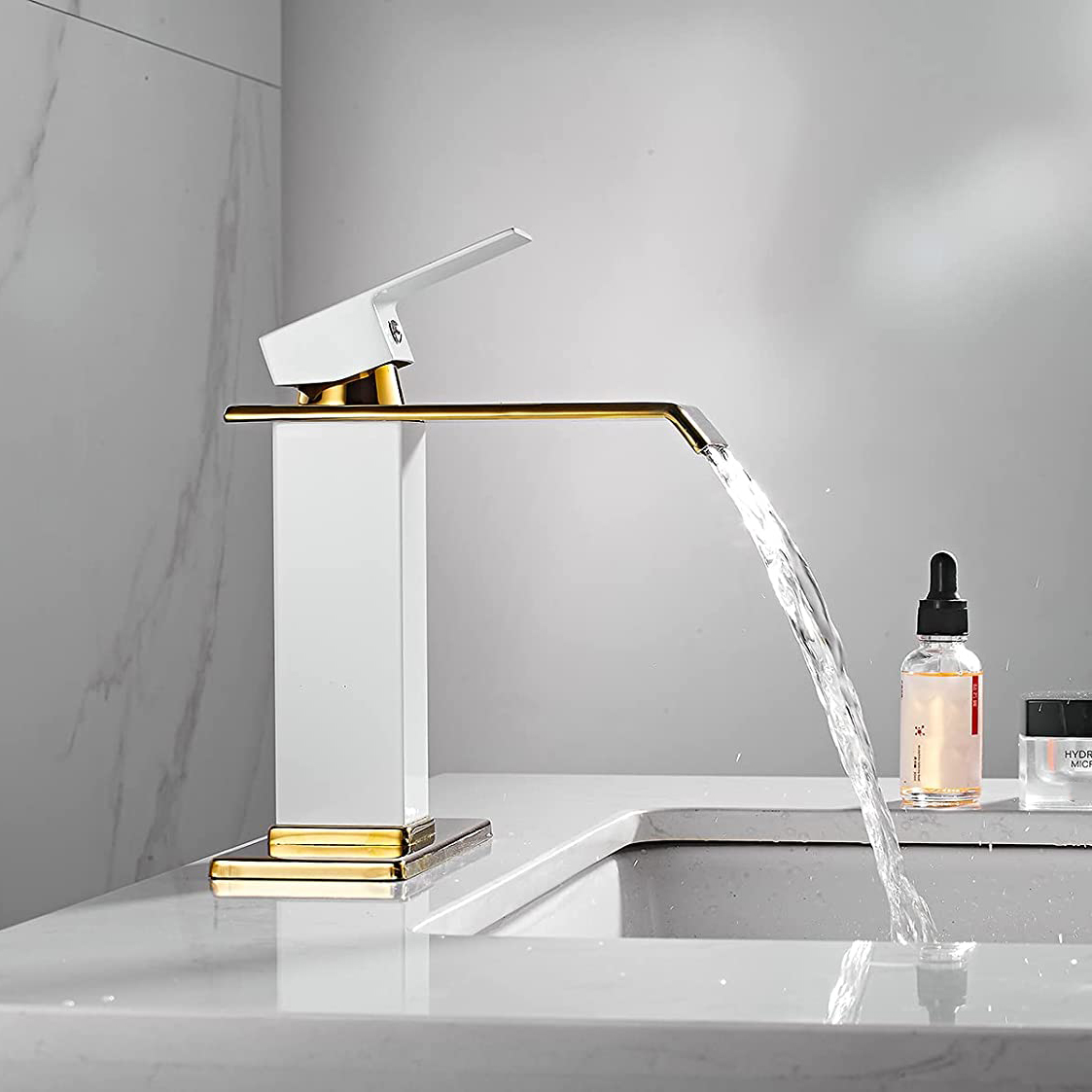 China OEM Aquacubic Factory cUPC Modern Luxury White-Gold SUS304 Grifo de lavabo de cascada Grifo de lavabo de lavabo 