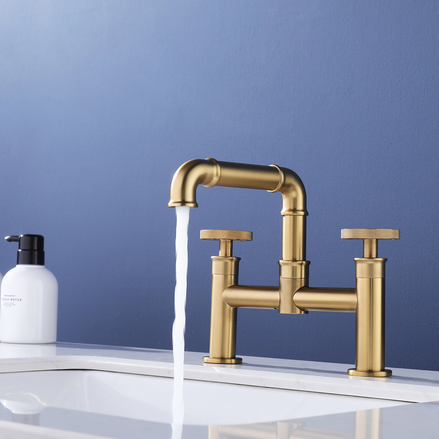 Grifo monomando para lavabo de baño con puente industrial de oro cepillado Aquacubic
