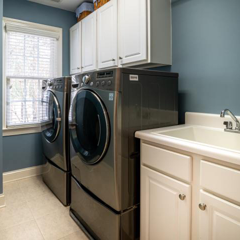 ¿Cómo meter la lavadora en un baño de tres metros cuadrados?