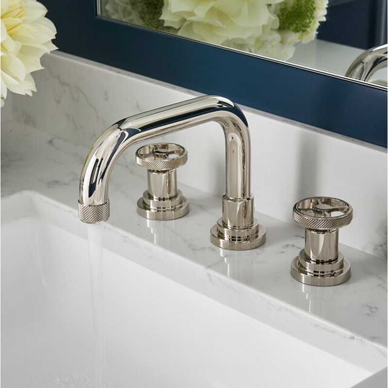 Grifo para lavabo de tocador de baño con 2 manijas de arco bajo contemporáneo de cromo pulido Aquacubic