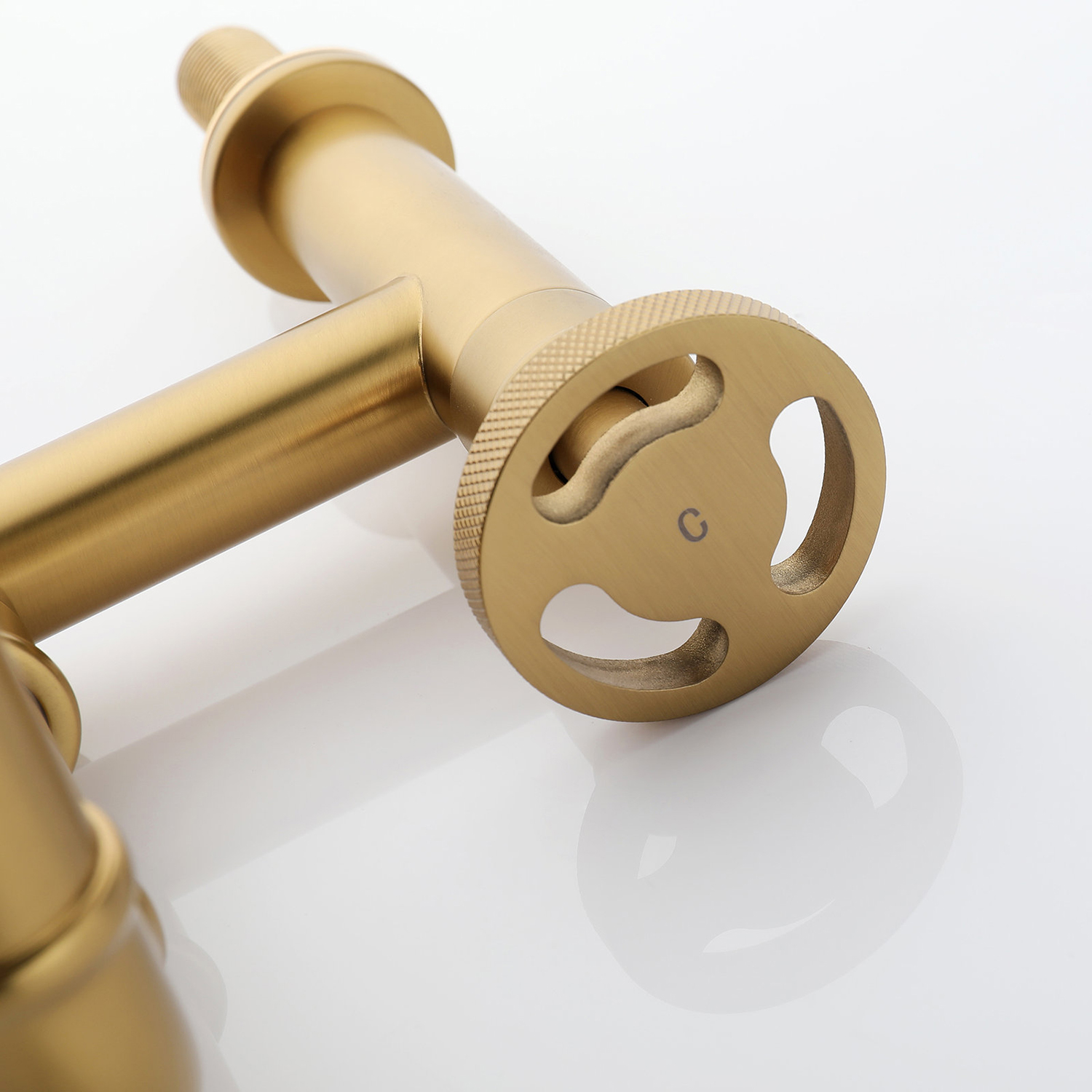 Grifo monomando para lavabo de baño con puente industrial de oro cepillado Aquacubic