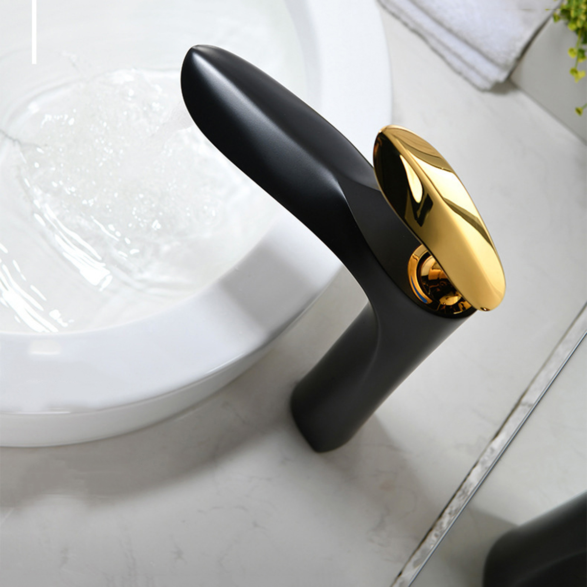 Mezcladores de latón de lujo Grifo de lavabo alto Grifo de lavabo de baño negro y dorado