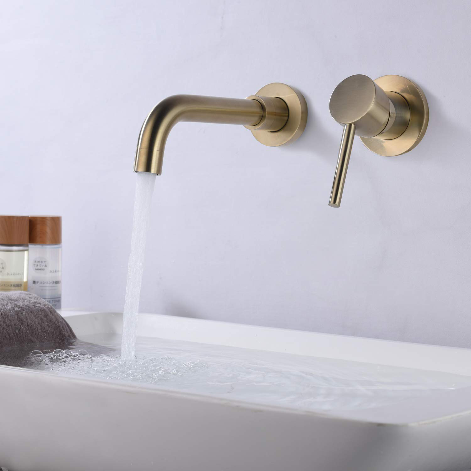 Grifo de lavabo de baño montado en la pared de oro cepillado de una sola manija de latón macizo