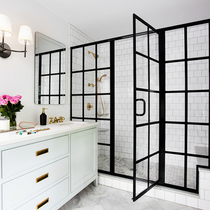 Cuarto de baño con marco negro