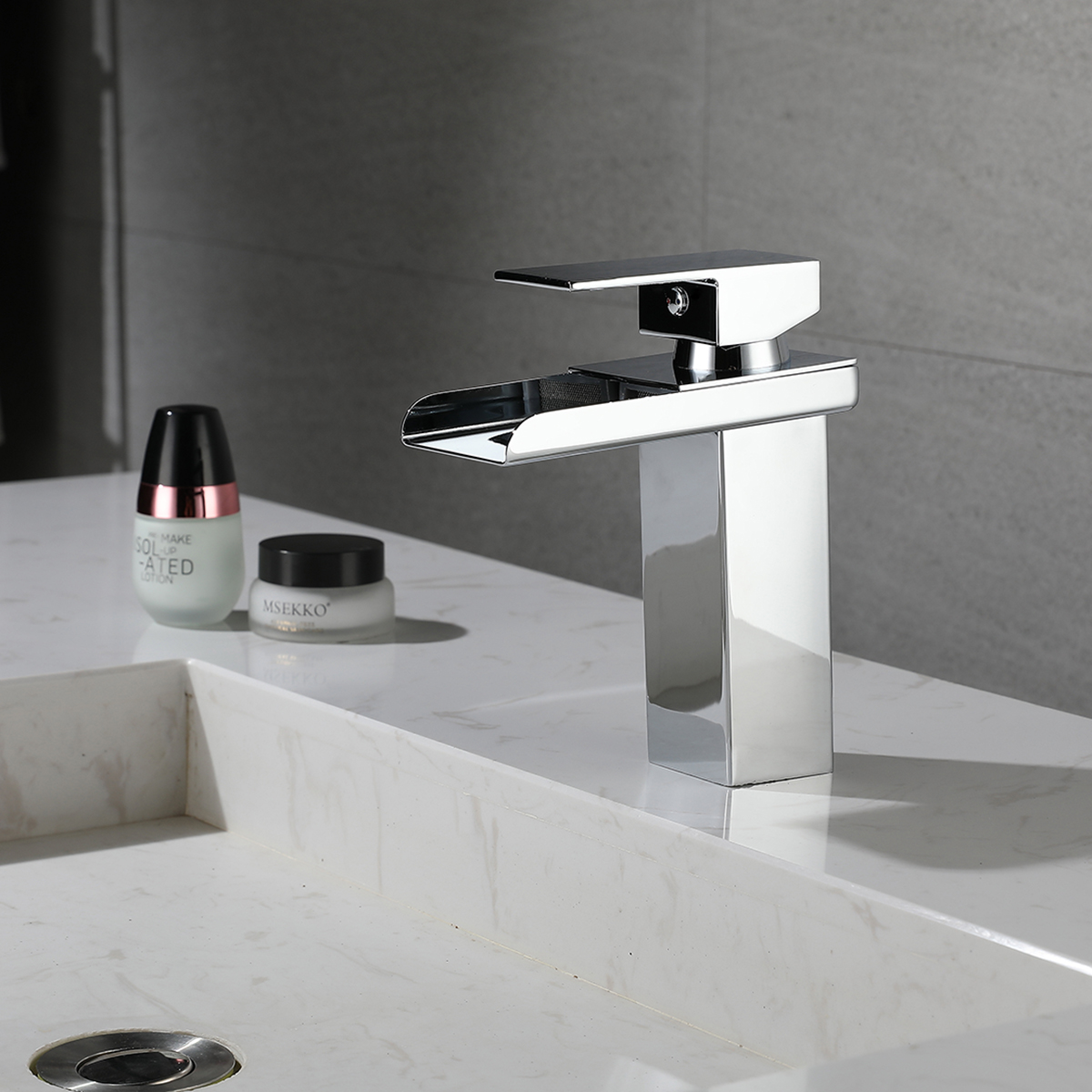 Grifo de lavabo con caño en cascada de un solo orificio cromado con una sola manija de baño de fabricante moderno