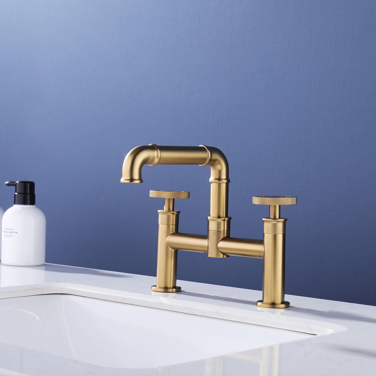 Grifo monomando para lavabo de baño con puente industrial de oro cepillado Aquacubic