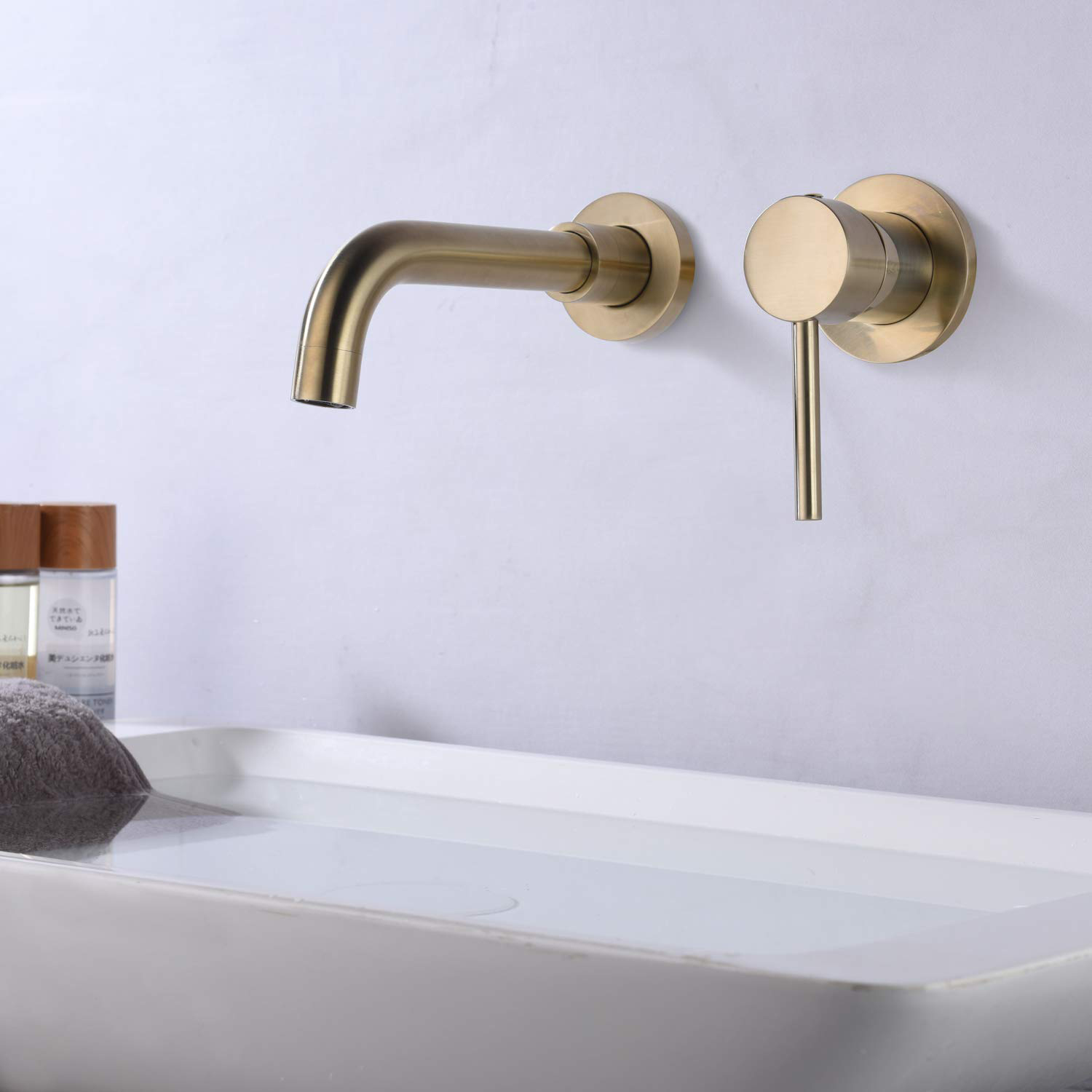 Grifo de lavabo de baño montado en la pared de oro cepillado de una sola manija de latón macizo