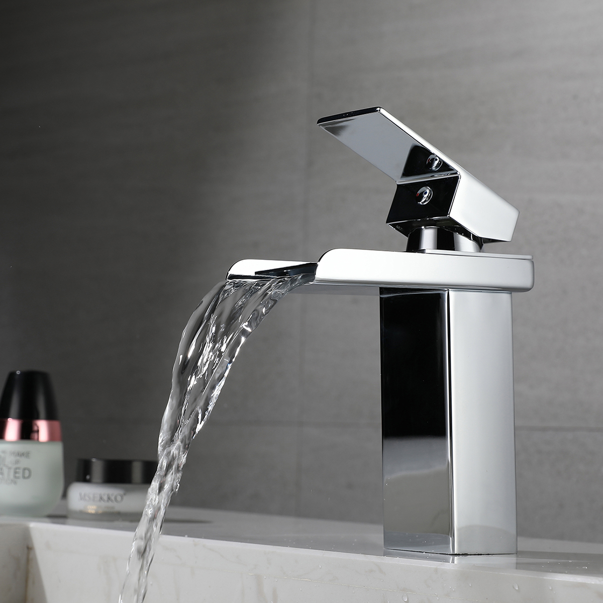 Grifo de lavabo con caño en cascada de un solo orificio cromado con una sola manija de baño de fabricante moderno